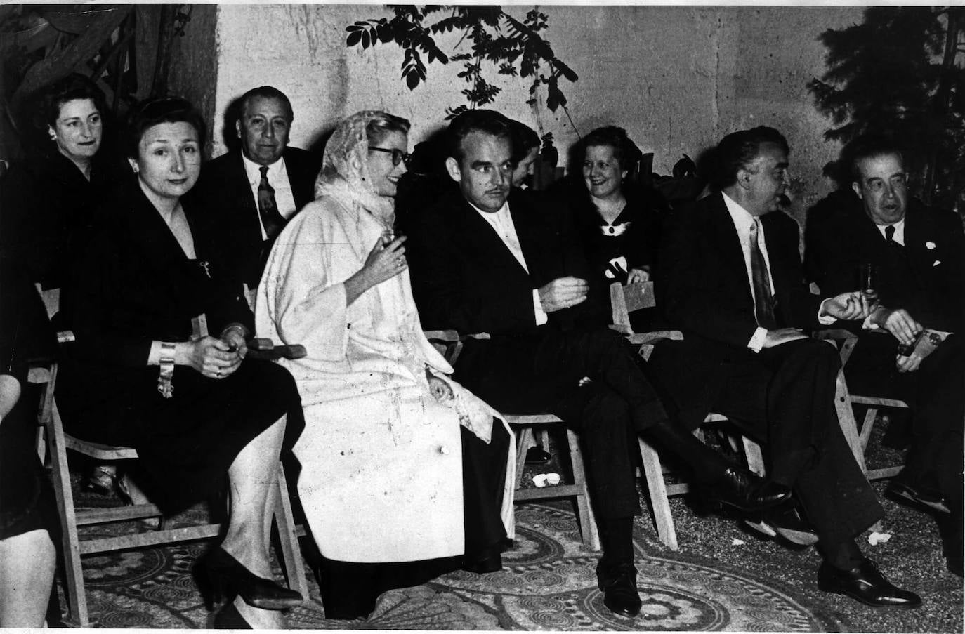 Grace Kelly y Raniero III durante su visita a Granada en 1956, poco después de casarse.