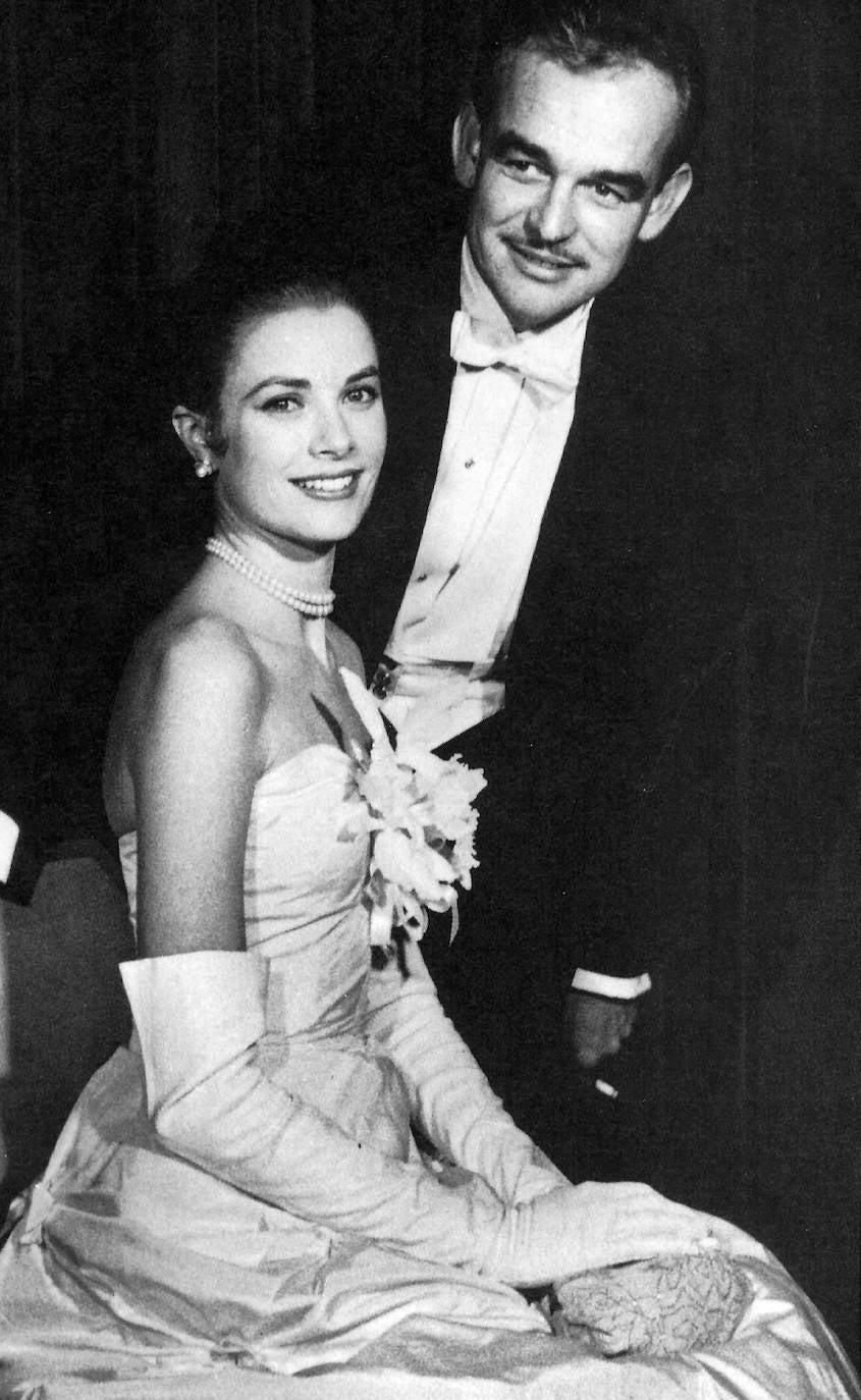 Grace Kelly y Raniero III de Mónaco durante su boda en 1956.