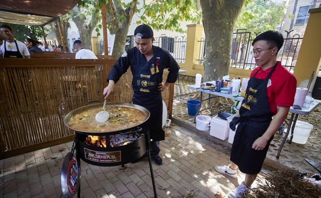 Binhui Jiang, cocinando la paella que quedó segunda en Sueca.