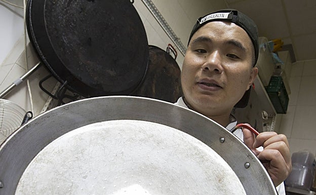 Las claves del chef chino Binhui Jiang para cocinar una paella de premio