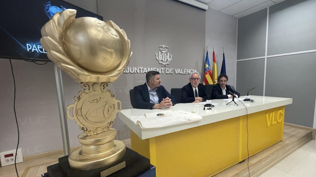 El trofeo del certamen, durante la presentación del acto. ayto. valencia