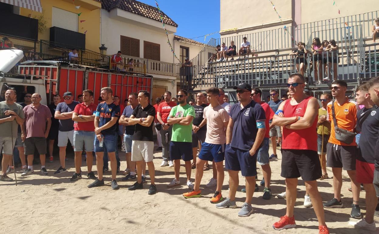 Minuto de silencio guardado esta mañana en Canet tras conocerse el fallecimiento del hombre. 