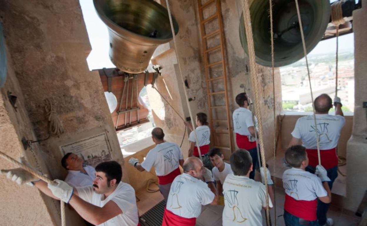 Campaners d'Albaida en uno de sus toques manuales. 