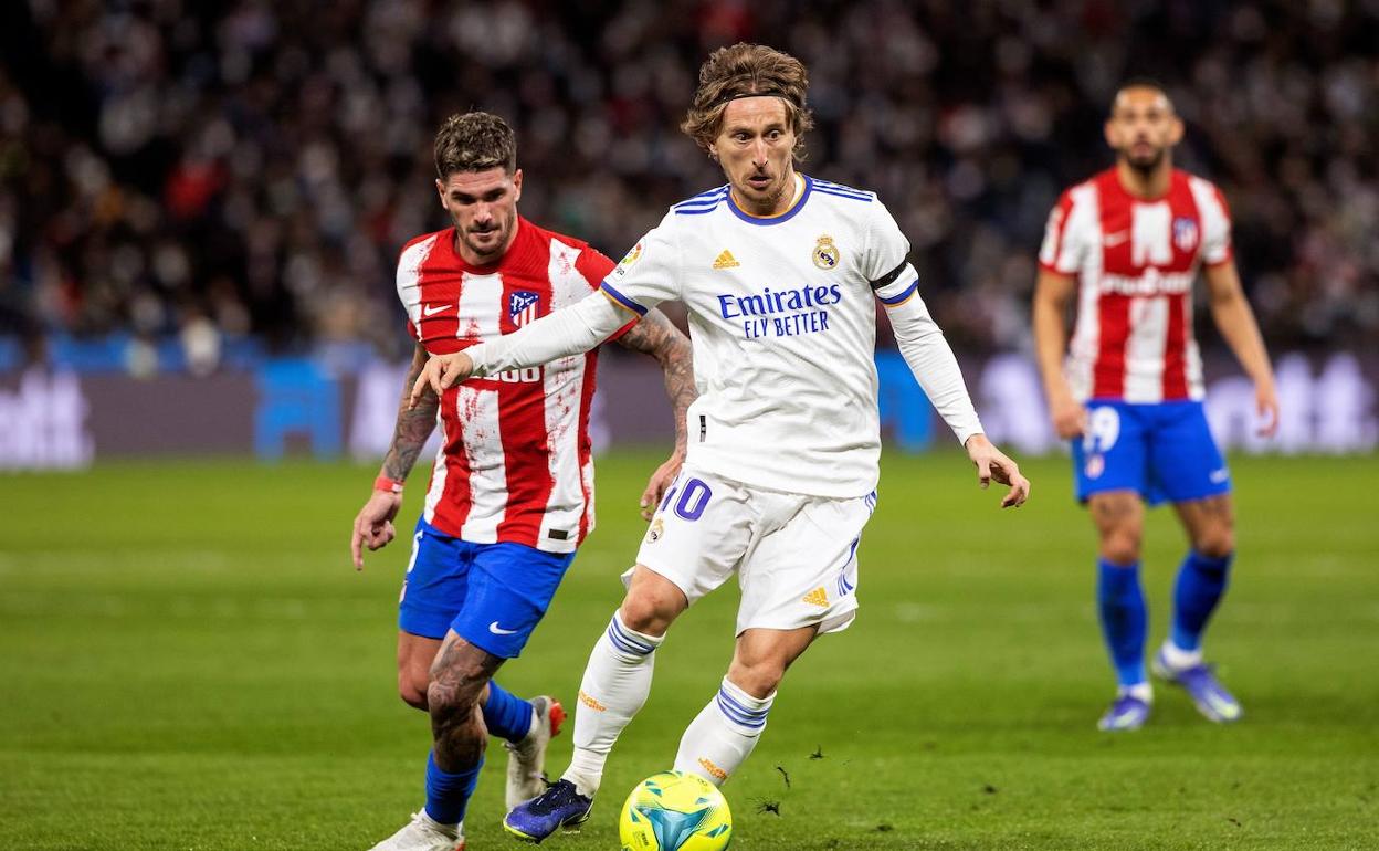 Modric y De Paul disputan un balón en el enfrentamiento de la temporada pasada.