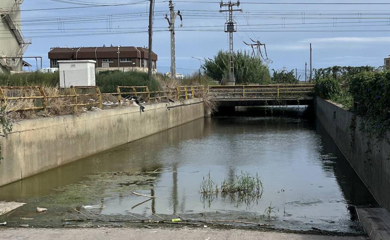 El túnel que atraviesa las vías inundado. 