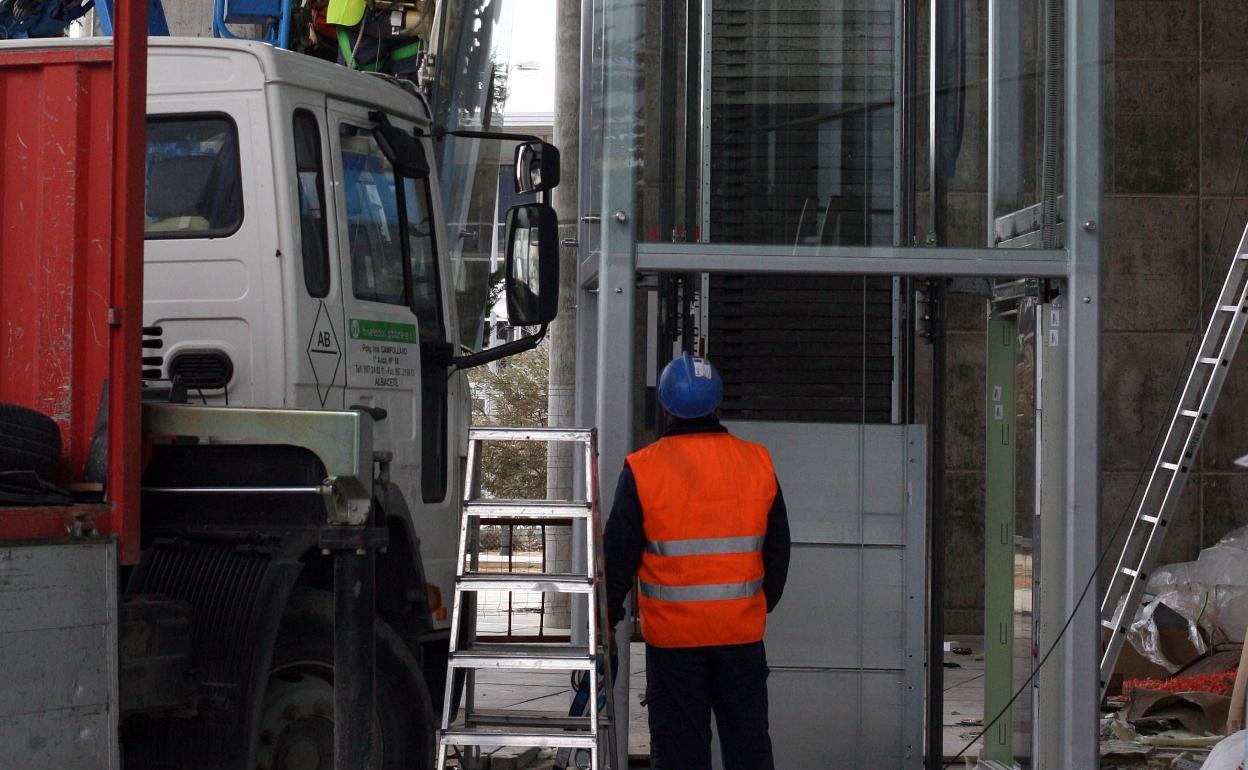 Un operario mira la instalación de un ascensor, en una imagen de archivo. 