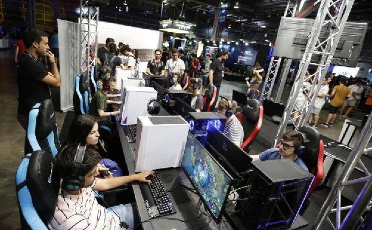 Jugadores de videojuegos en Feria Valencia. 