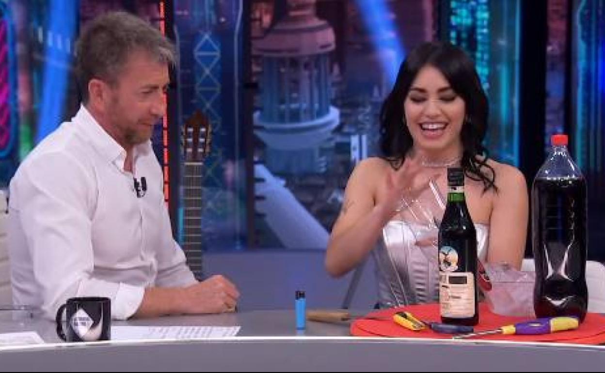 Pablo Motos y Lali Espósito muestran a los telespectadores cómo se hace un 'viajero'.