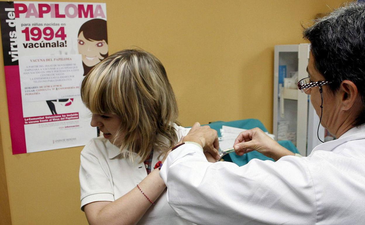 Una joven recibe la vacuna contra el papiloma.