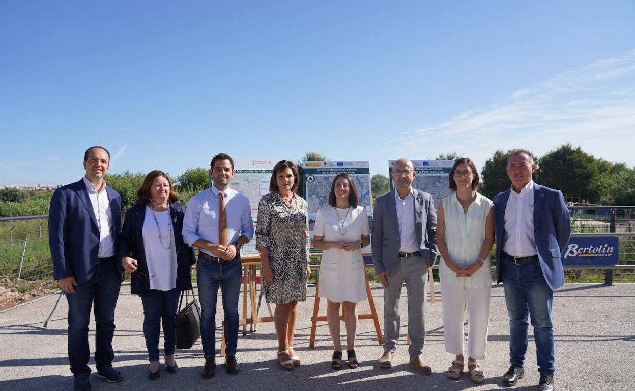 Los alcaldesa con la consellera Rebeca Torró. 