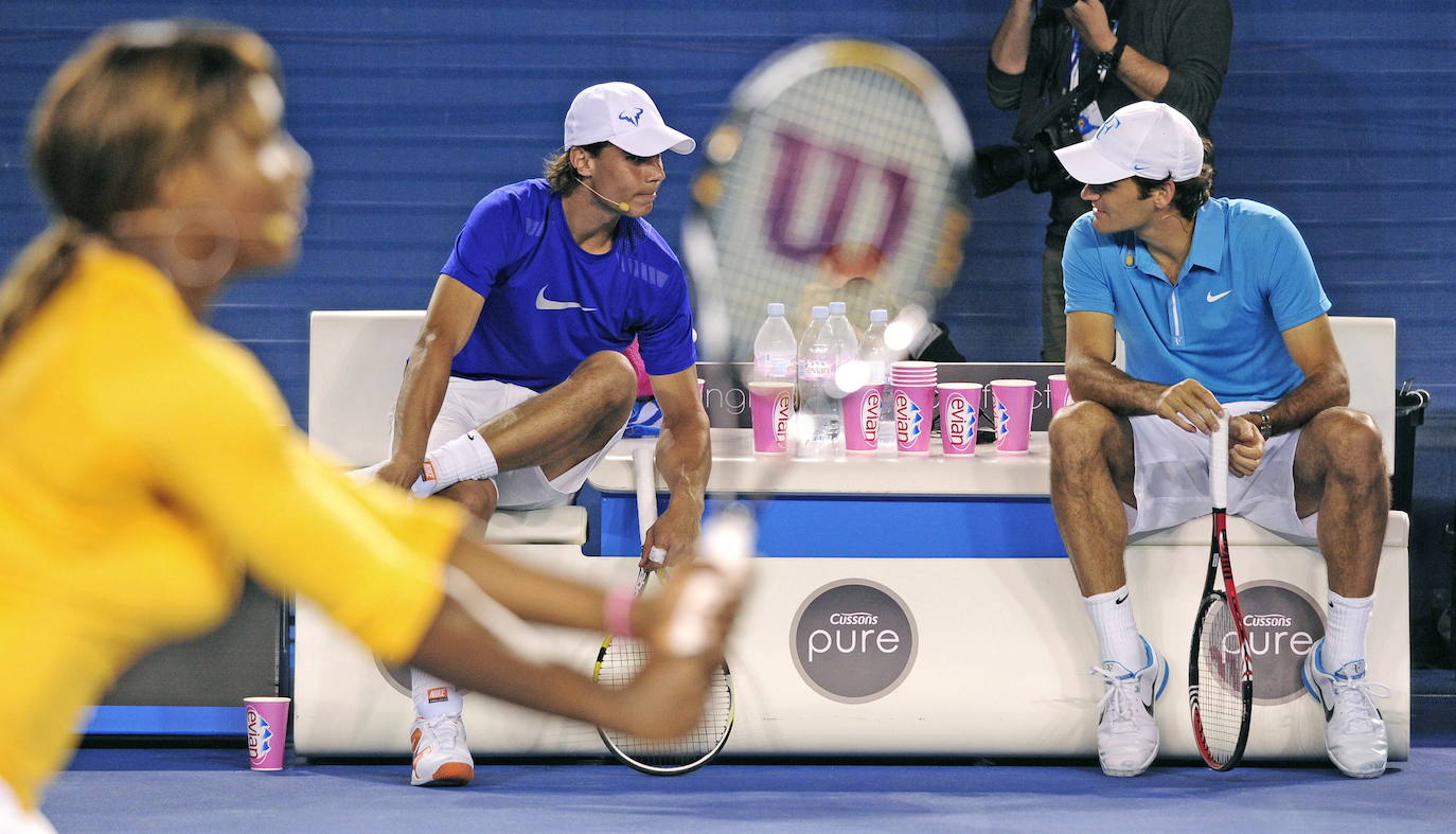 Nadal y Federer hablan durante un acto benéfico en 2010.