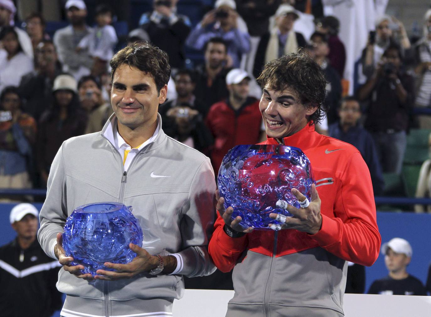 Federer y Nadal bromean en Abu Dabi en 2011.