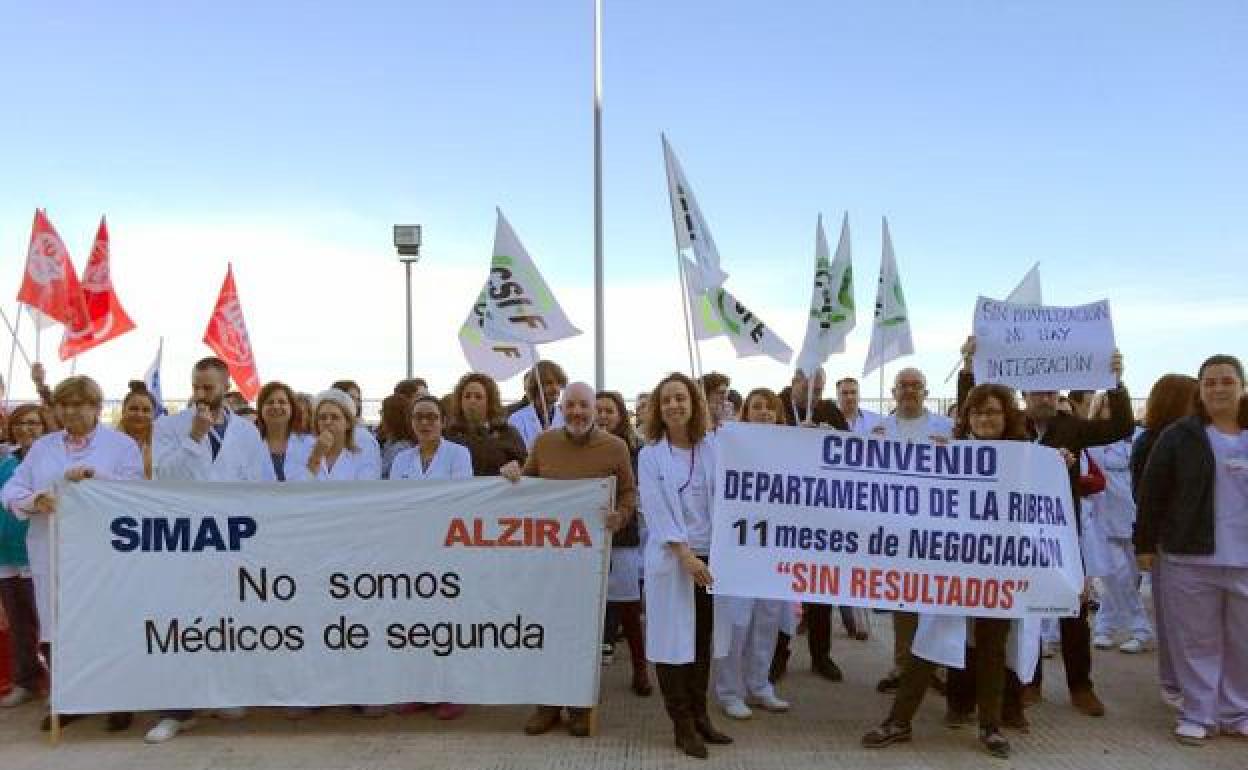 Una de las protestas de los trabajadores del Hospital de la Ribera. 