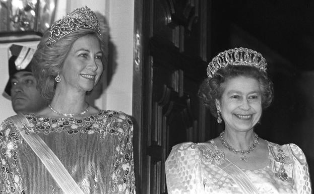 Imagen principal - La reina Isabel II junto a la reina Sofía y Juan Carlos I. 