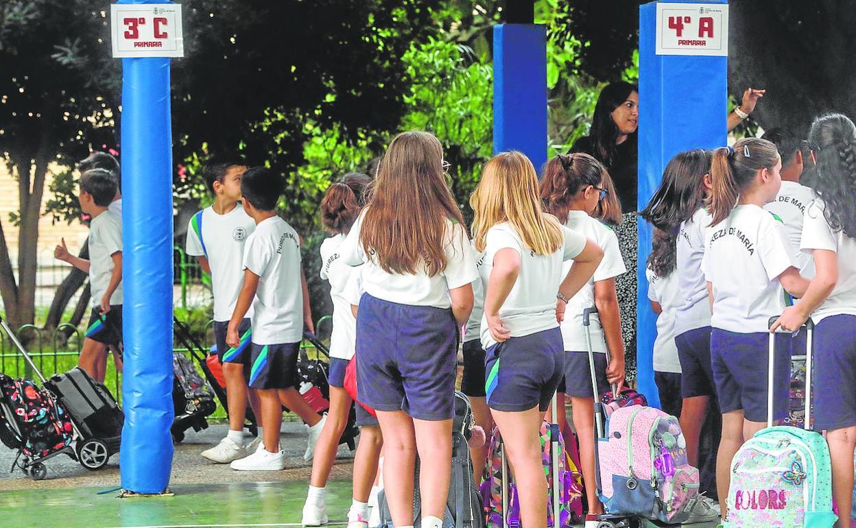 Alumnos de un colegio concertado el primer día de clase. 