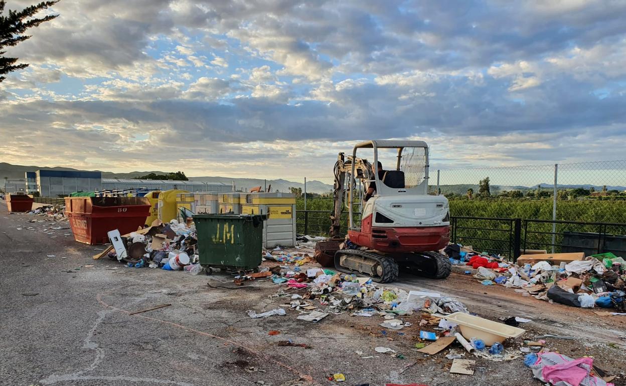 Basura junto a los contenedores en Carcaixent. 