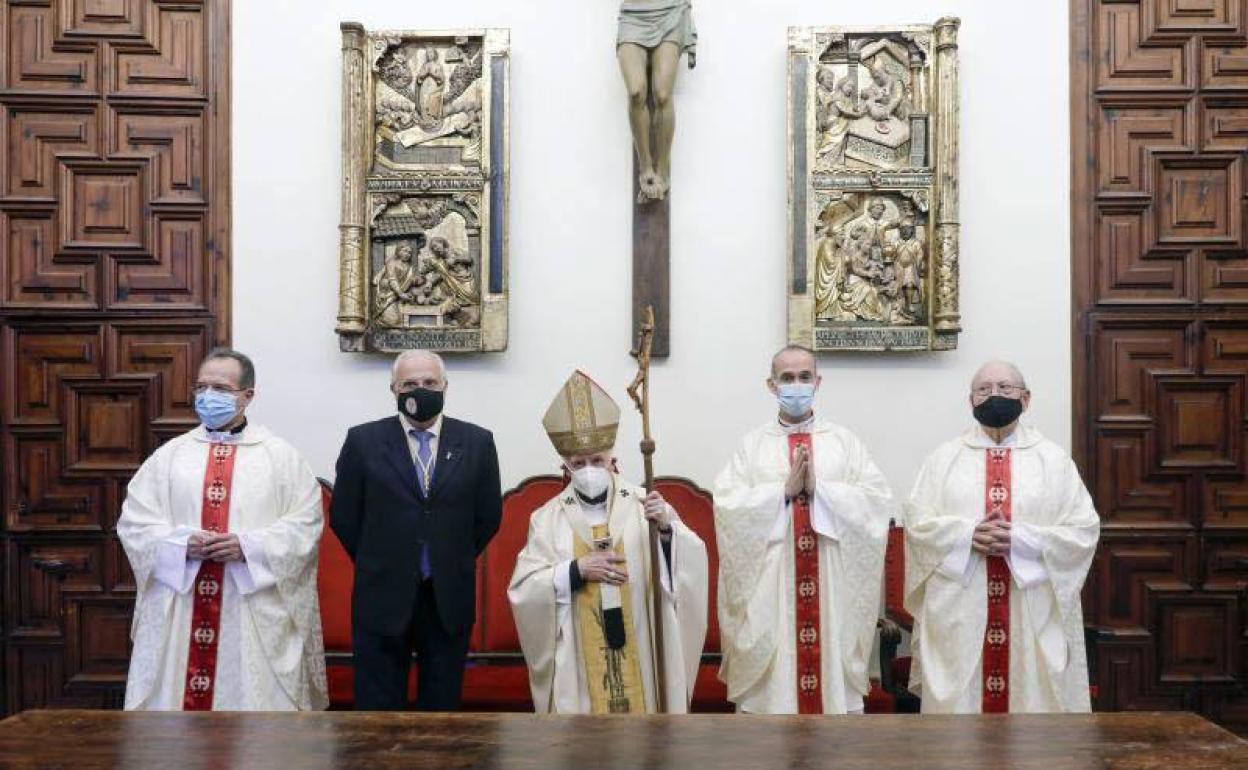 El cardenal, en el centro, durante una ceremonia. 