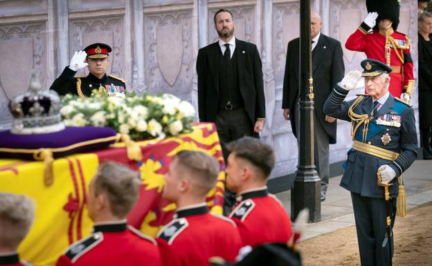 Carlos III saluda al féretro de Isabel II. 