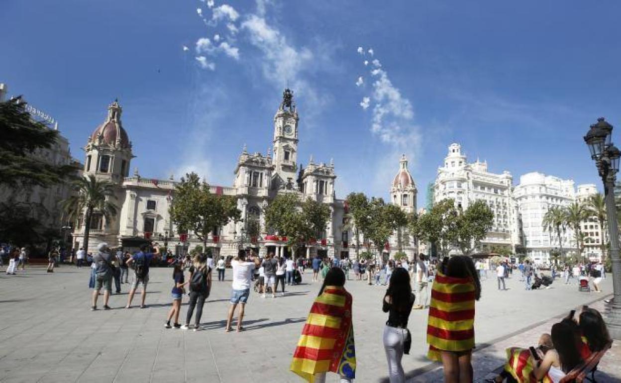 Disparo de una mascletà el 9 d'Octubre en Valencia. 