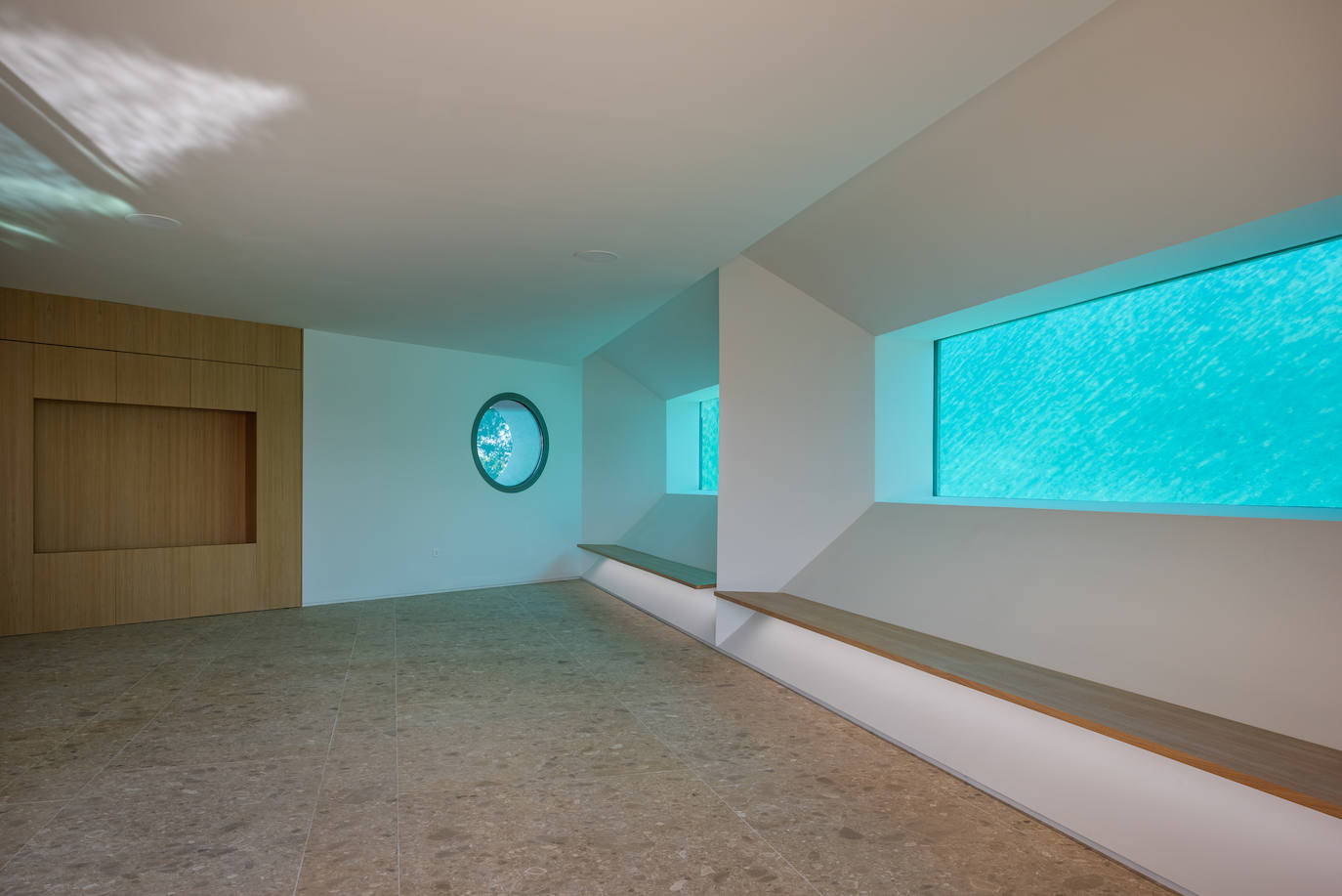 Detalle de las ventanas del salón del sótano, con vistas a la piscina.