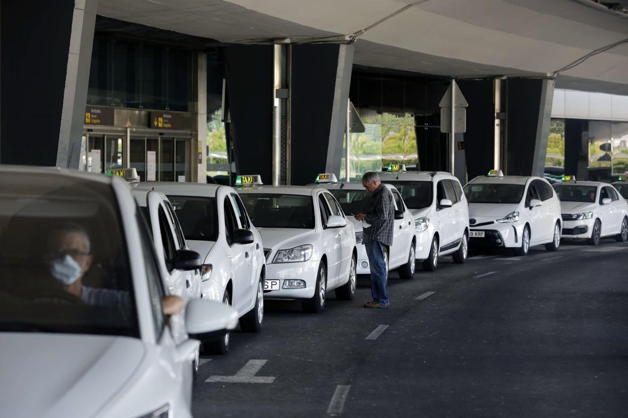 Parada de taxis en el aeropuerto de Manises. lp