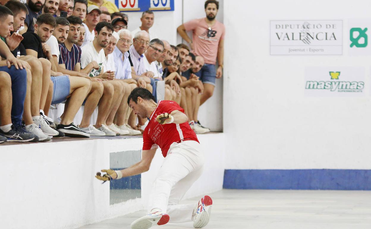 Genovés II la juega desde la caída de la escala durante la partida de su homenaje. 
