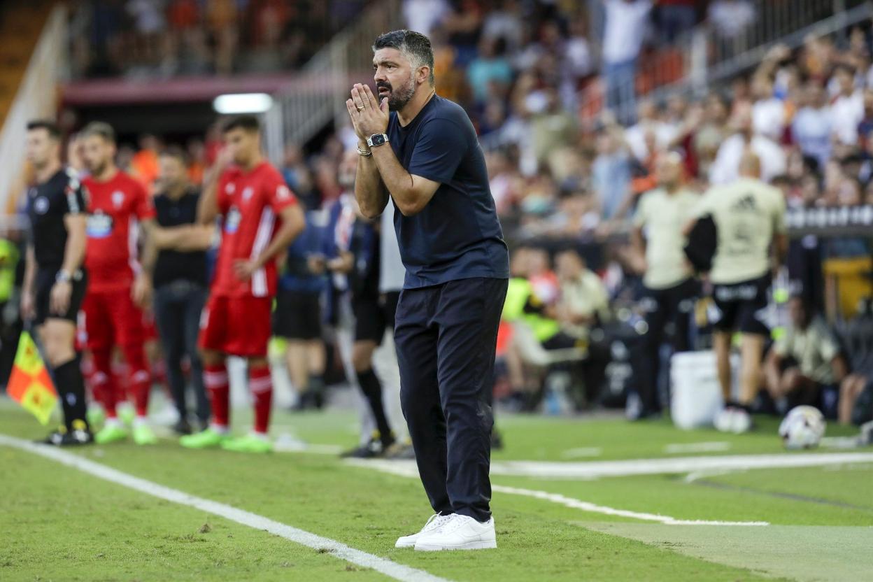 Gattuso, con gesto de rogar, durante el partido. irene marsilla 