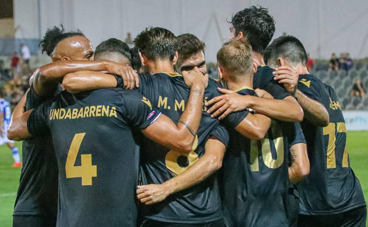 Los jugadores del Intercity se abrazan tras uno de los goles ante la Real B. 