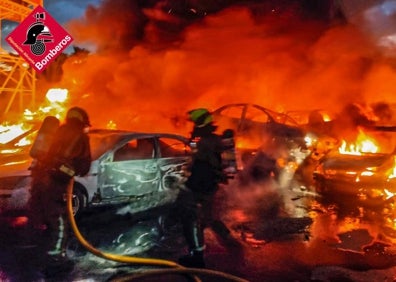 Imagen secundaria 1 - Así ha sido el incendio del desguace de Catral a primera hora de este domingo. 