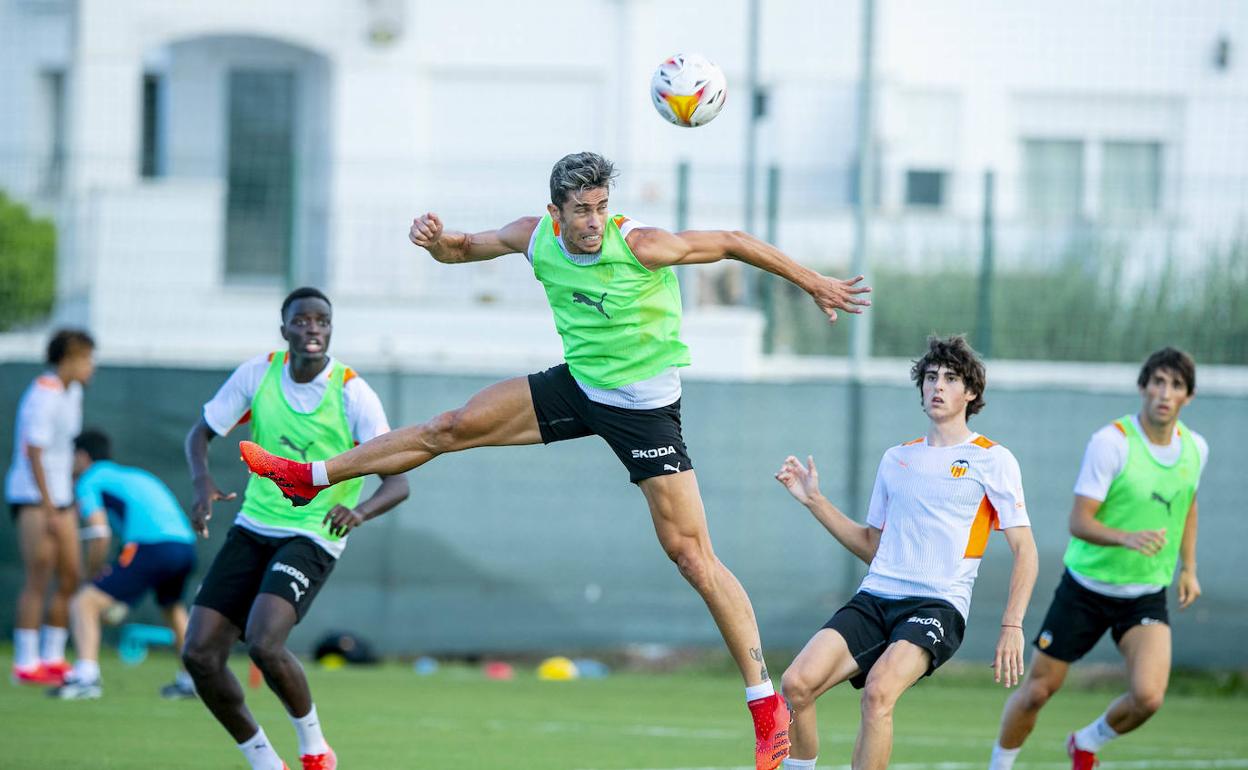 Paulista despeja el balón en un entrenamiento. 