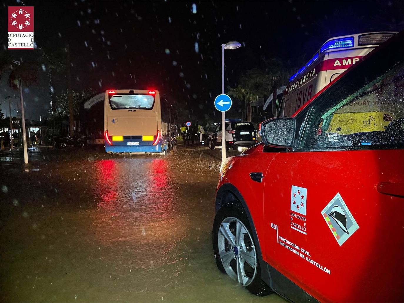 Policía desalojando un camping de Oropesa. 