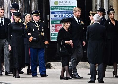 Imagen secundaria 1 - Rania de Jordania y el rey Abdalá, en la Abadía de Westminster; Alberto de Mónaco y su mujer Charlene; Harald de Noruega y su muje Sonia, tras ellos Federico de Dinamarca. 