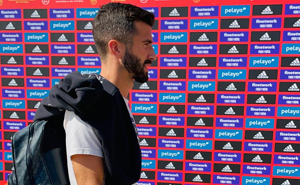 Gayà, en su llegada a la concentración de la selección. 