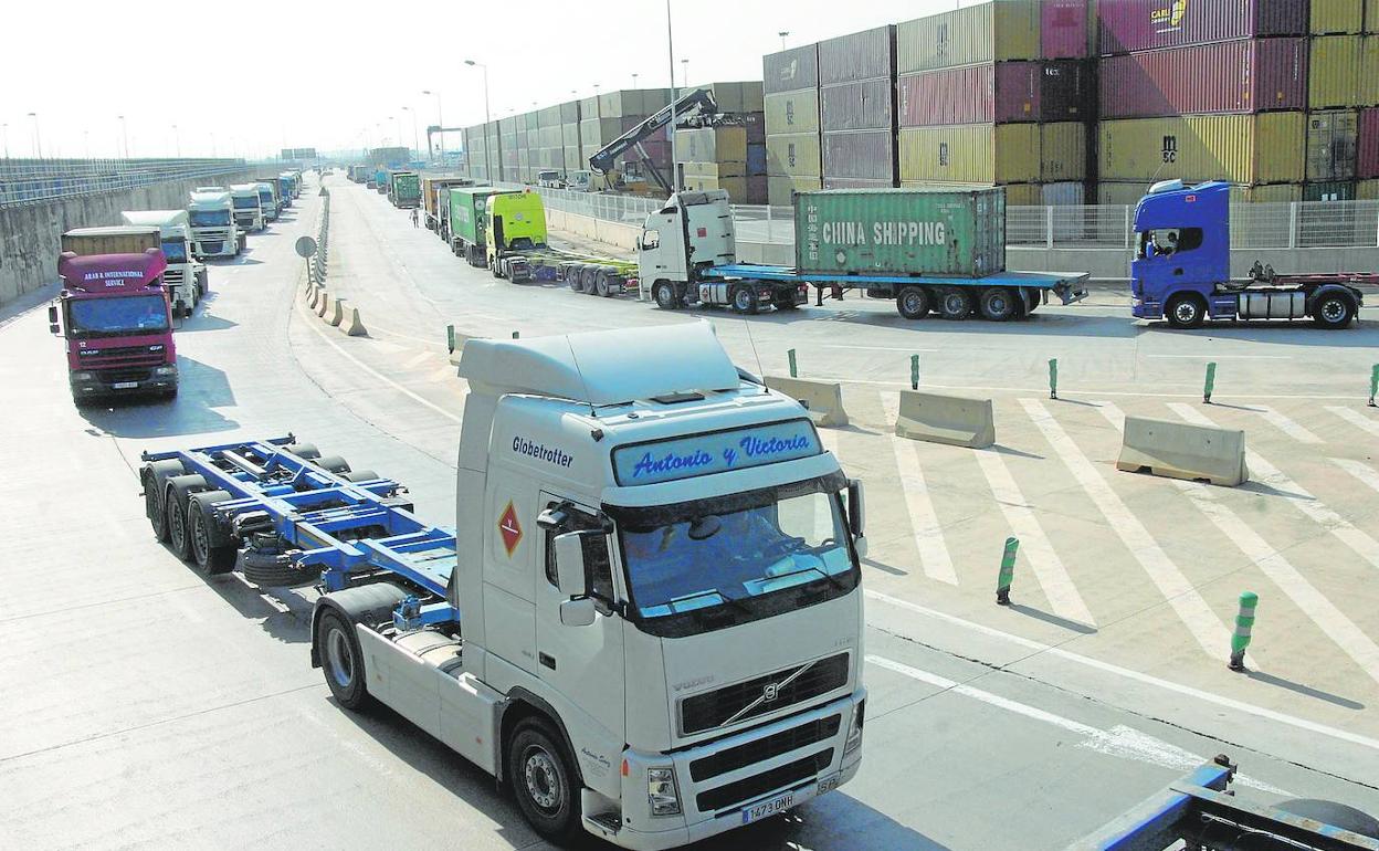 Camiones en el acceso al puerto de Valencia. 