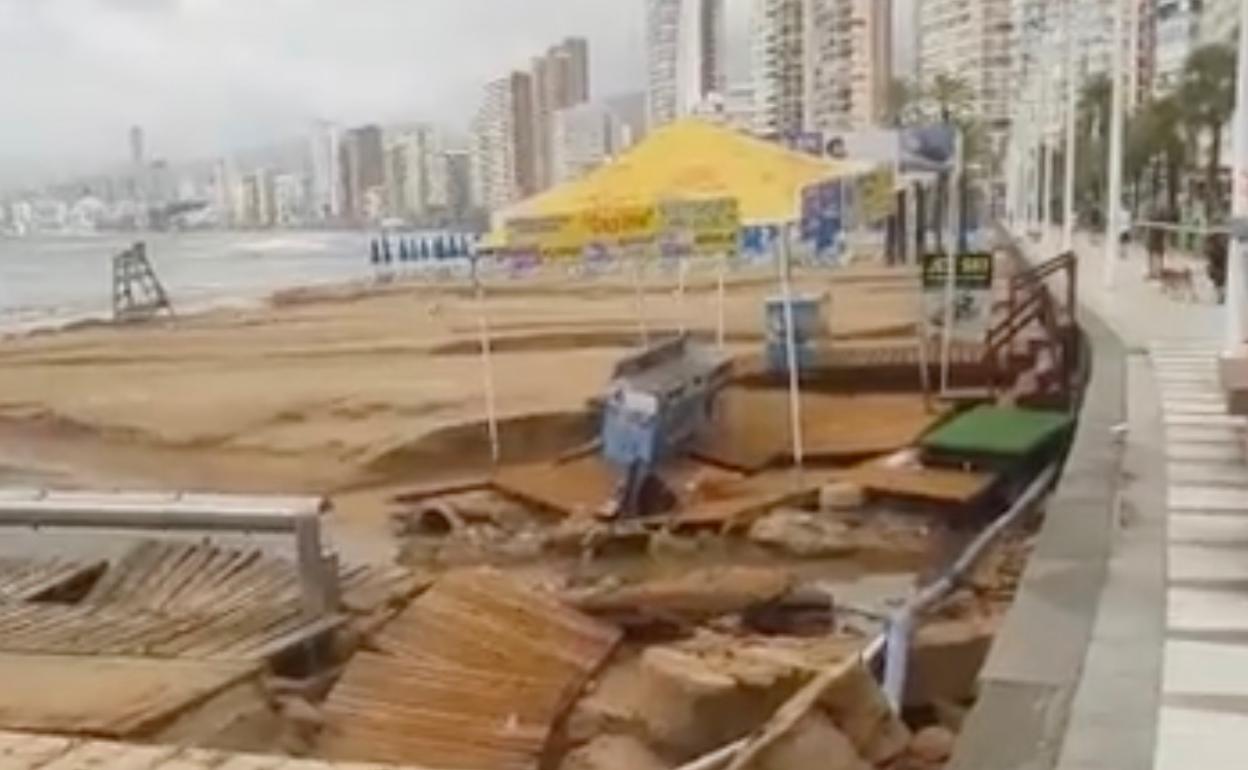 Imagen del estado en el que quedó parte de la playa Levante