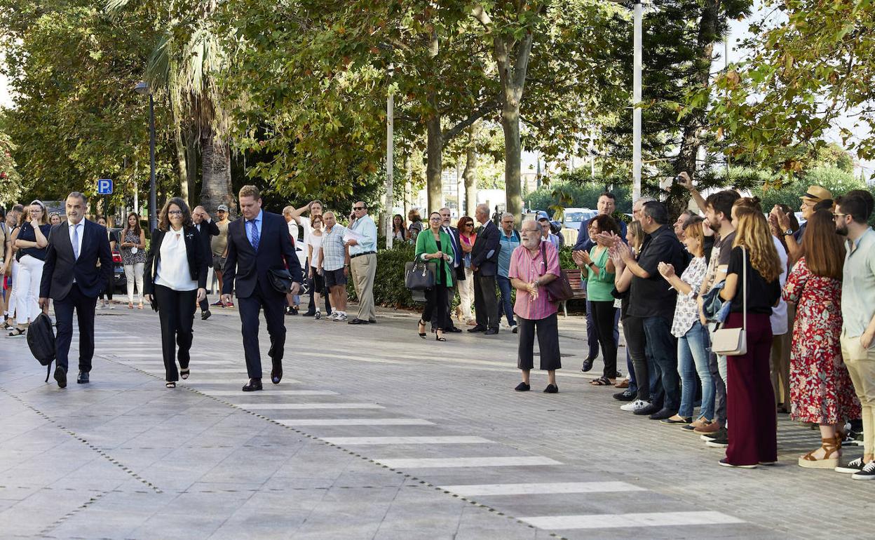 Mónica Oltra, a su llegada a los juzgados, este lunes, con varios altos cargos a la derecha 