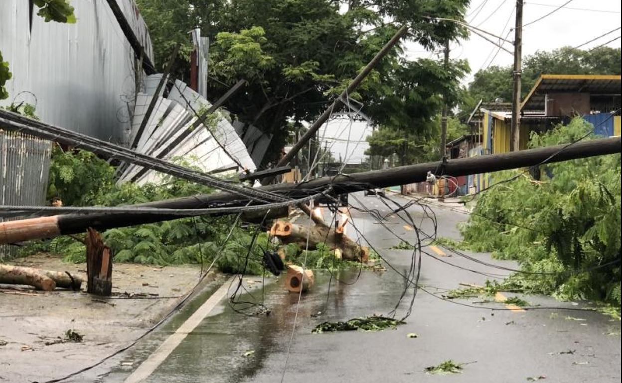 Postes eléctricos caídos tras el paso del huracán 'Fiona' por la localidad de Carolina, en Puerto Rico. 