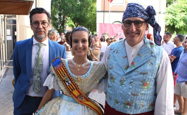 Imagen principal - Noa Dacosta con su padre y el presidente de la JLF, la corte de honor y la exaltadora. 