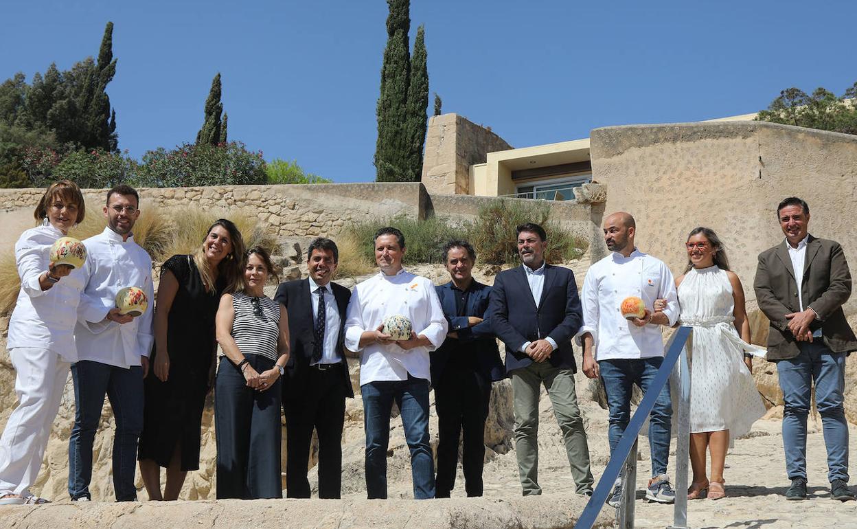 Cocineros y representantes políticos, este lunes en el Castillo de Santa Bárbara. 