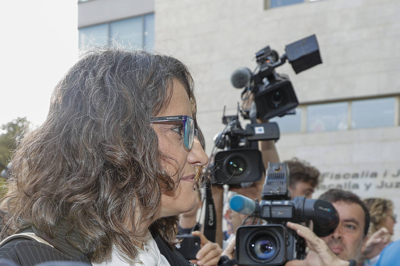 Fotos: Oltra, en la Ciudad de la Justicia para declarar como imputada por los abusos de su exmarido