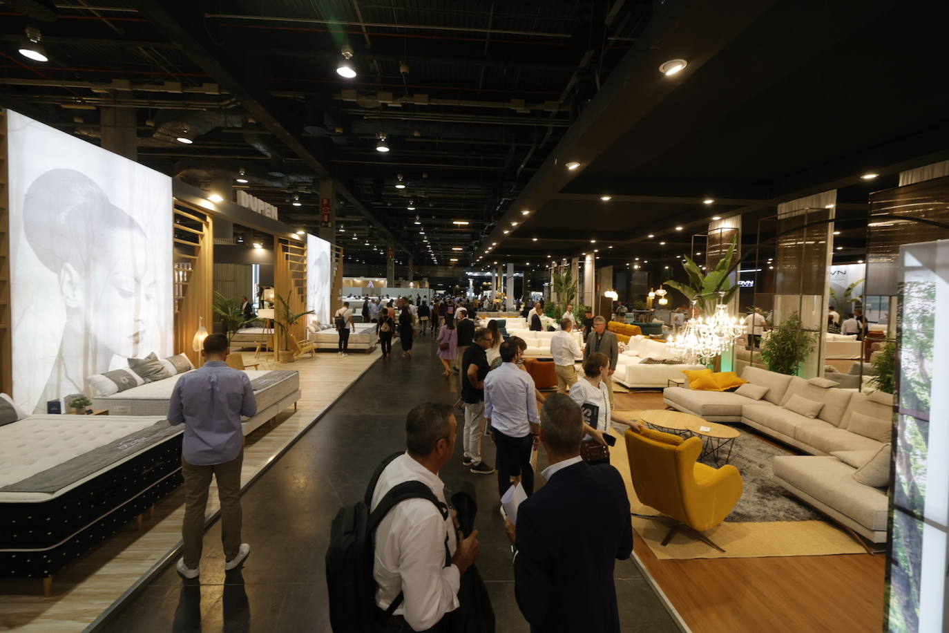 Valencia acoge una edición de récord con profesionales del mueble, iluminación y decoración. En Feria Valencia se dan cita hasta el 23 de septiembre un total 603 empresas y marcas expositoras.