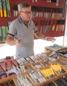 Imagen secundaria 2 - Arriba, clientas paseando por el mercado de Benifaió. Abajo a la izquierda, Juan en su puesto de alimentación, a la izquierda, Vicente en su parada de cuchillos. 