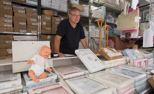 Juan Santacreu, en su puesto de ropa infantil. 