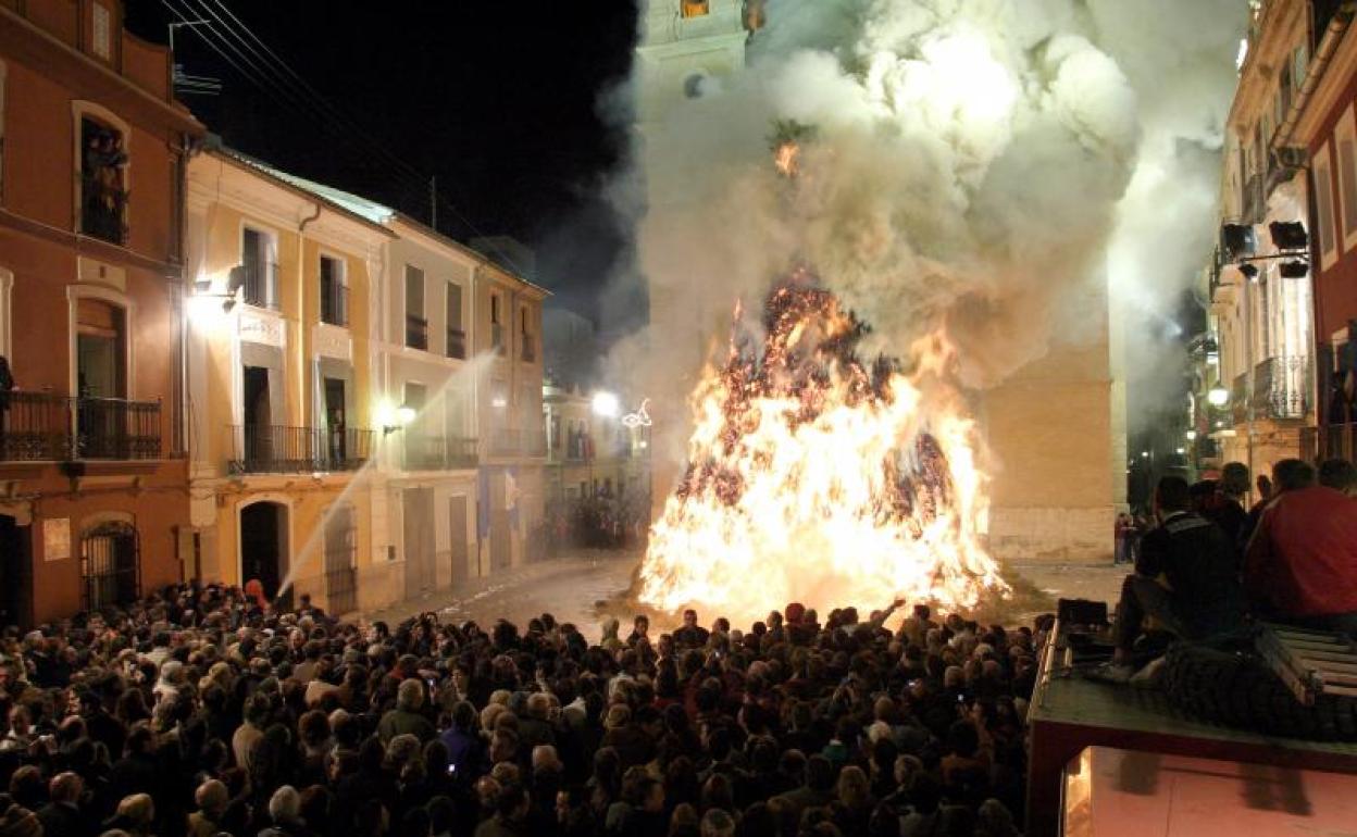 Momento de la cremà de la Foguera de Sant Antoni en la Plaza Mayor. 