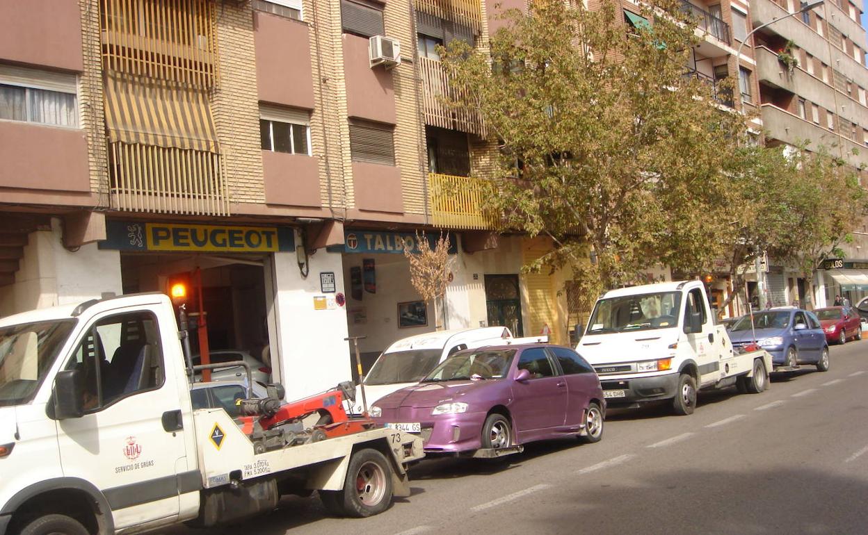 Grúas esperando entrara a una base en Valencia. 