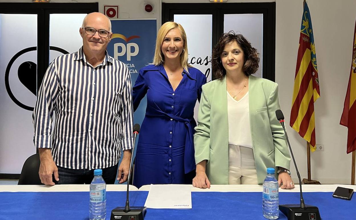 La portavoz local, Amparo Crespo, con los senadores Fernando de Rosa y Salomé Pradas. 