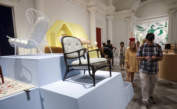 La exhibición presenta decenas de objetos, entre ellos los característicos muebles con la firma del diseñador. 