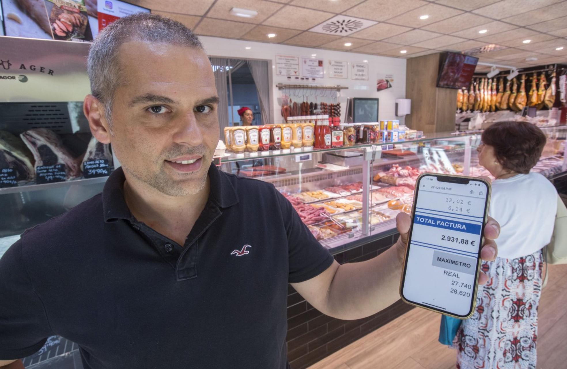 Carnicería. Ángel Picazo, mostrando la factura de la luz de una de sus cinco carnicerías de Valencia. 