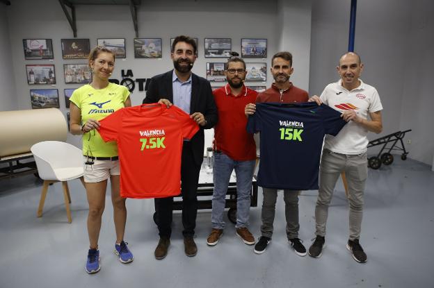 De izquierda a derecha, Natacha López, Javier Mateo, el redactor Moisés Rodríguez, Fernando Ortiz y Luis Félix Martínez posan con las camisetas de la carrera. jesús signes