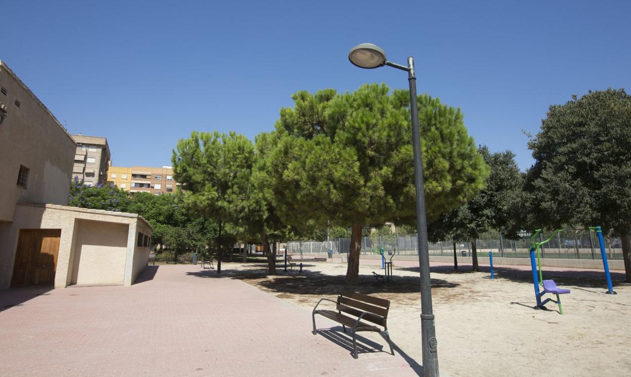 El parque de Torrefiel en el que se producen los atracos. DAMIÁN TORRES
